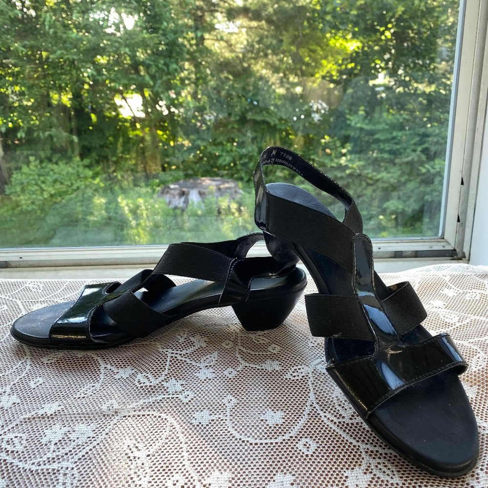 MUNRO AMERICAN Black Strappy Open Toe Sandals Womens Size 7.5 N Patent Leather